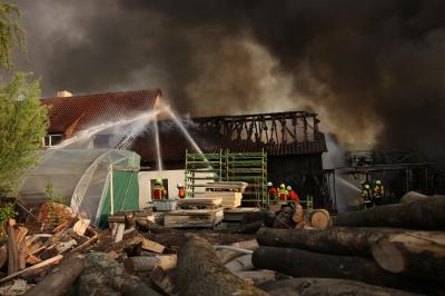 Erbstetten: Gaertnerei brennt vollstaendig nieder - Feuerwehren im Grosseinsatz